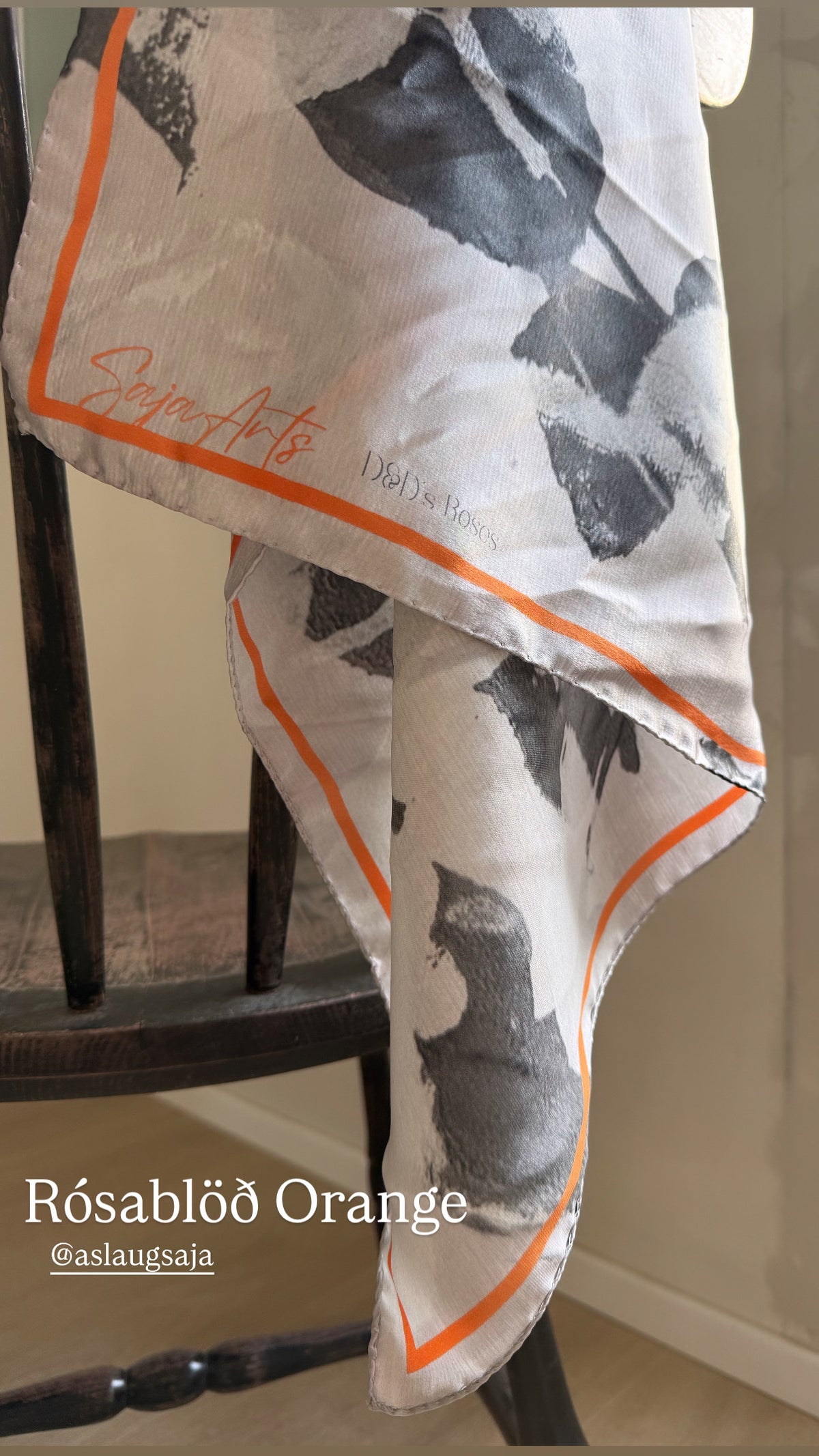 Rósablaða slæða órans / Rose leaf scarf orange