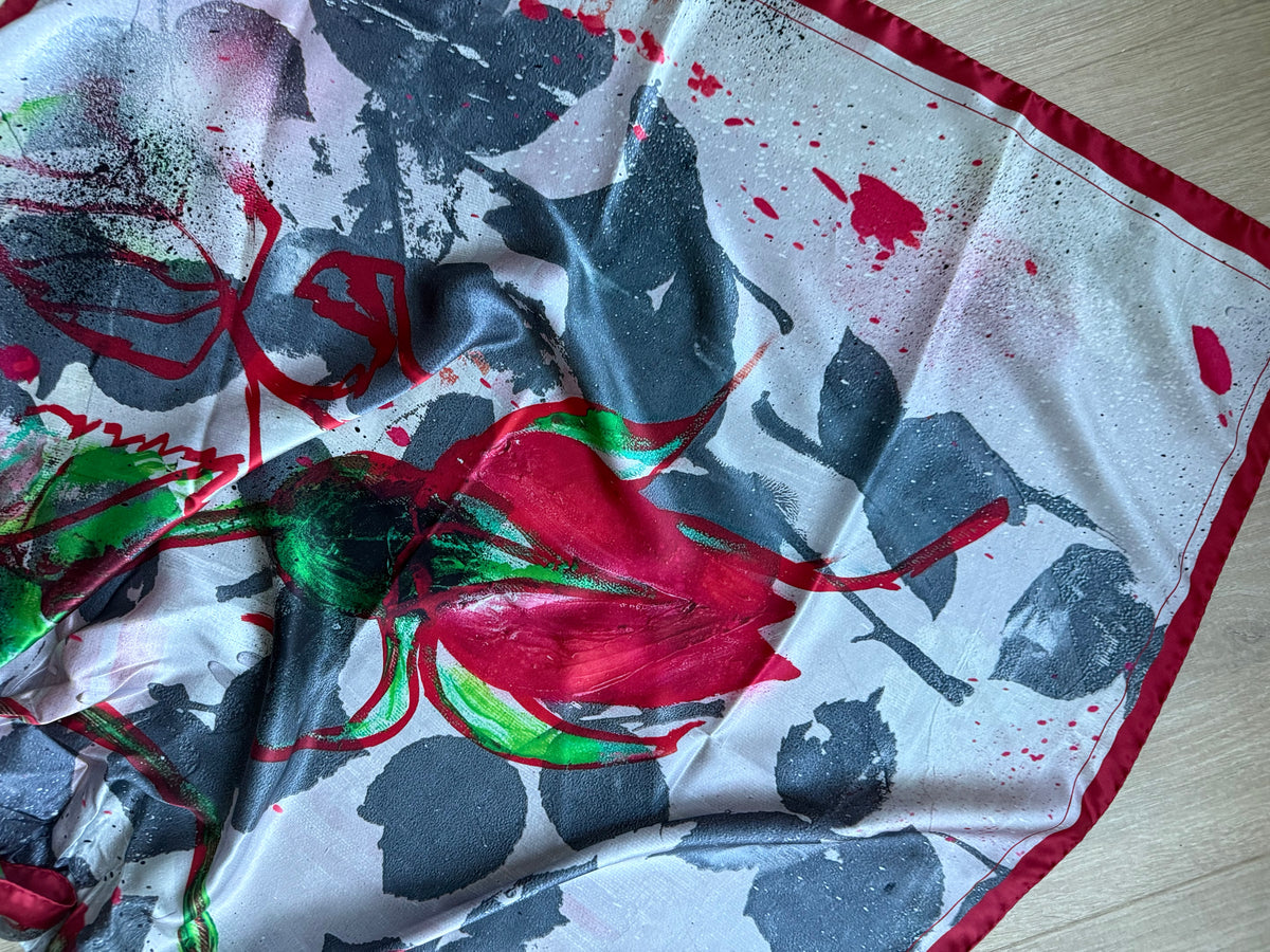 Rauð Rós slæða - Red rose scarf • Large
