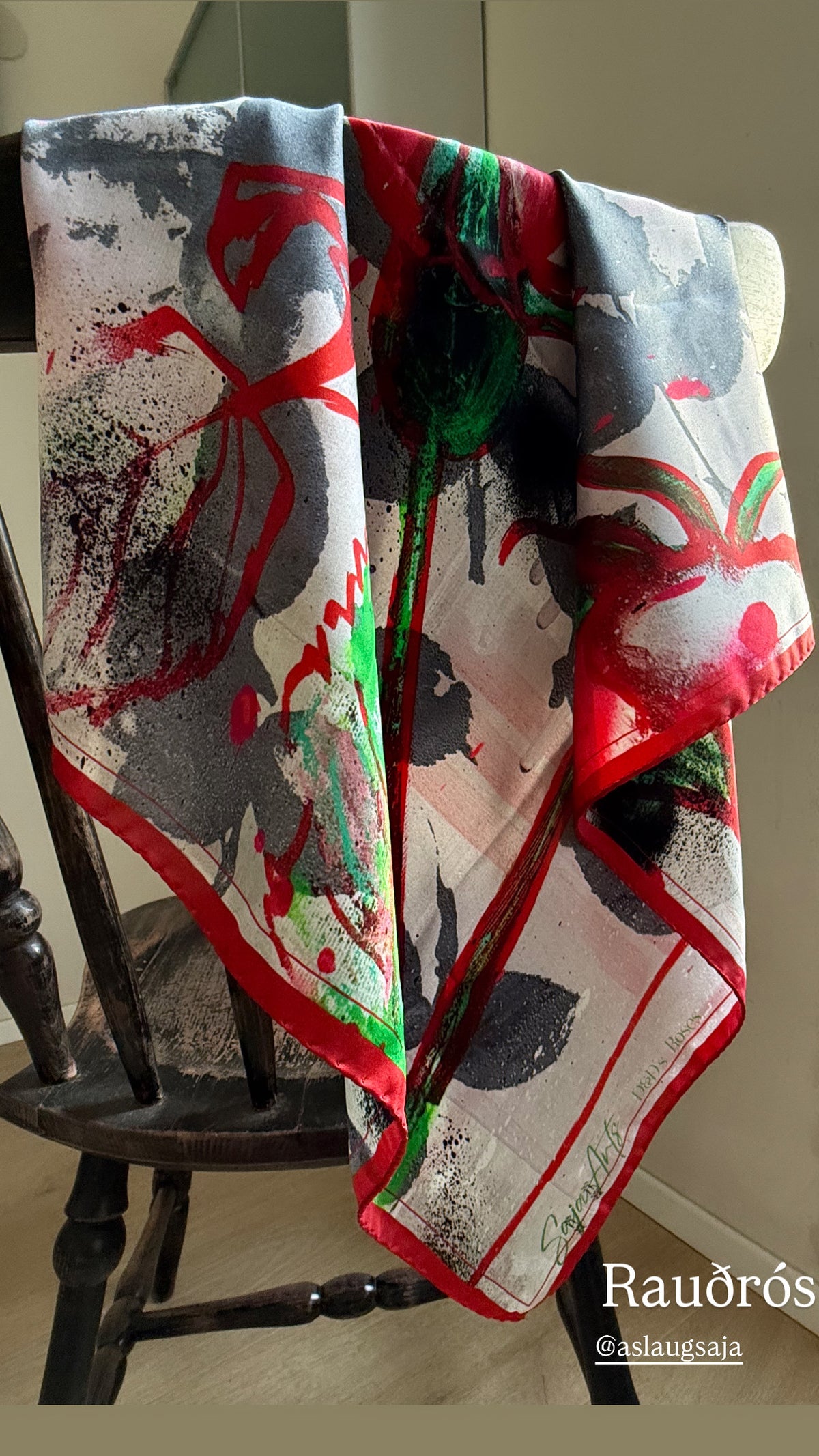 Rauð Rós slæða - Red rose scarf • Large