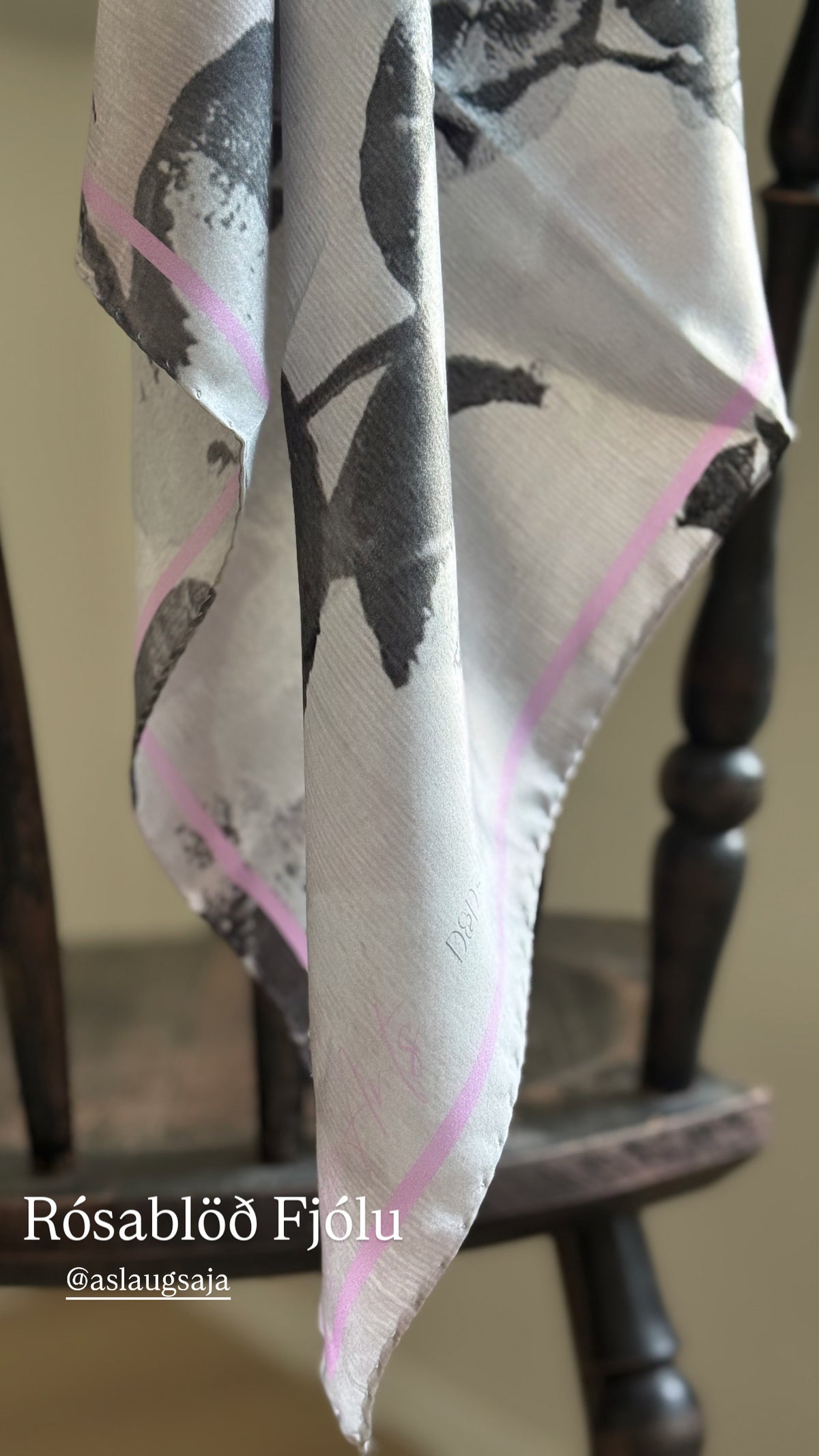 Rósablaða slæða fjóla / Rose leaf scarf violet